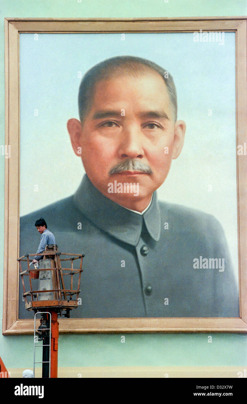 Ein Arbeiter berührt den Rahmen eines riesigen Porträt von Sun Yat-Sen Platz des himmlischen Friedens 29. September 1989 in Peking errichtet. Das Porträt wird jedes Jahr im Rahmen der Feierlichkeiten Chinas Nationalfeiertag am 1. Oktober auf dem Platz installiert. Sonne gilt als Gründer des modernen China für seine 1911 Sturz des letzten Kaiserhauses. Stockfoto