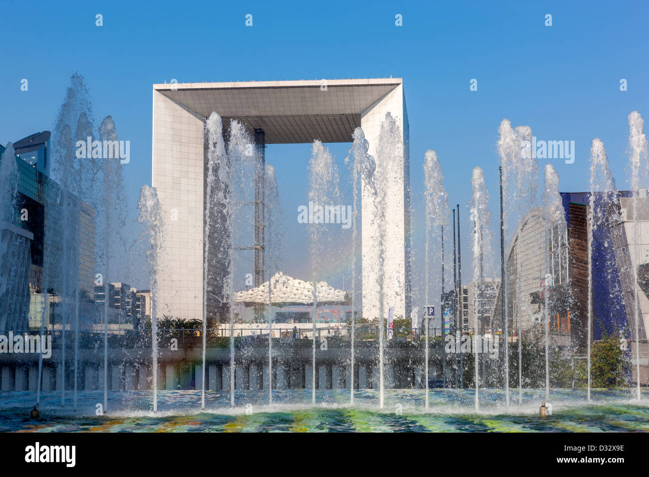 Blick in Richtung La Grande Arche, La Défense, Paris, Frankreich Stockfoto