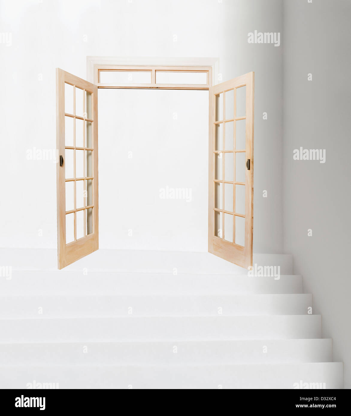 Französische Türen oben weiße Treppe zu öffnen Stockfoto