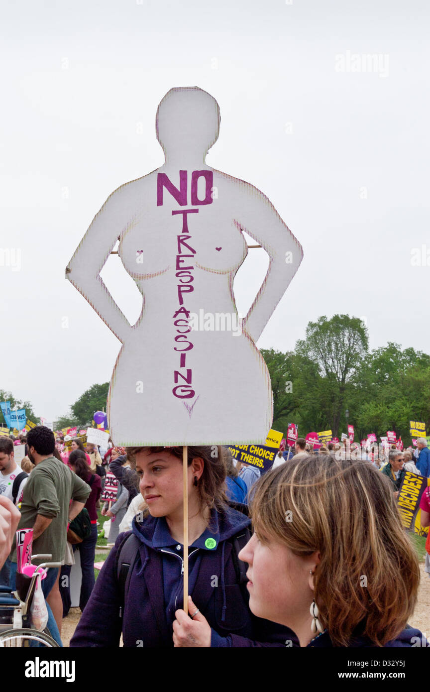 Junge Frau trägt "No Trespassing" Zeichen bei einem pro-Wahl-Protest in Washington, DC Stockfoto