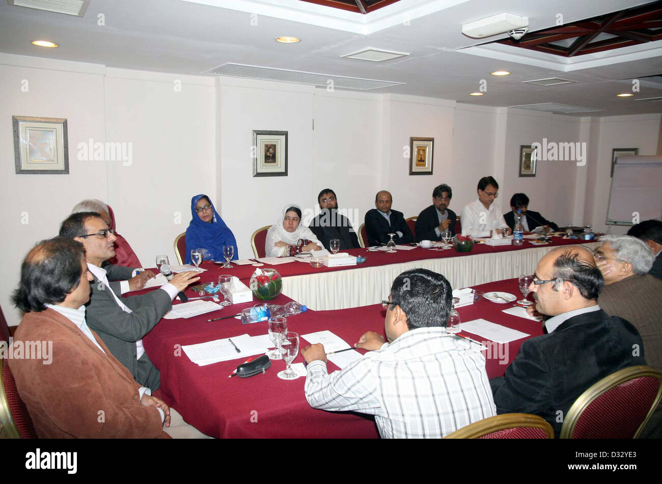 Pakistan Press Foundation Vorsitzender, Owais Ali Aslam-Adressen während der Diskussion am Rundtisch für TV-Profis auf Berichterstattung in den Medien über die Konflikte in einem örtlichen Hotel in Karatschi am Donnerstag, 7. Februar 2013 statt. Stockfoto