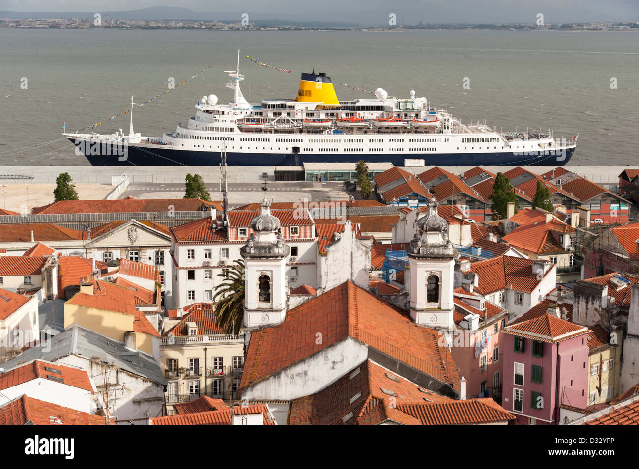 Dächer der Alfama und die Saga Ruby Kreuzfahrtschiff am Fluss Tejo, Lissabon, Portugal Stockfoto