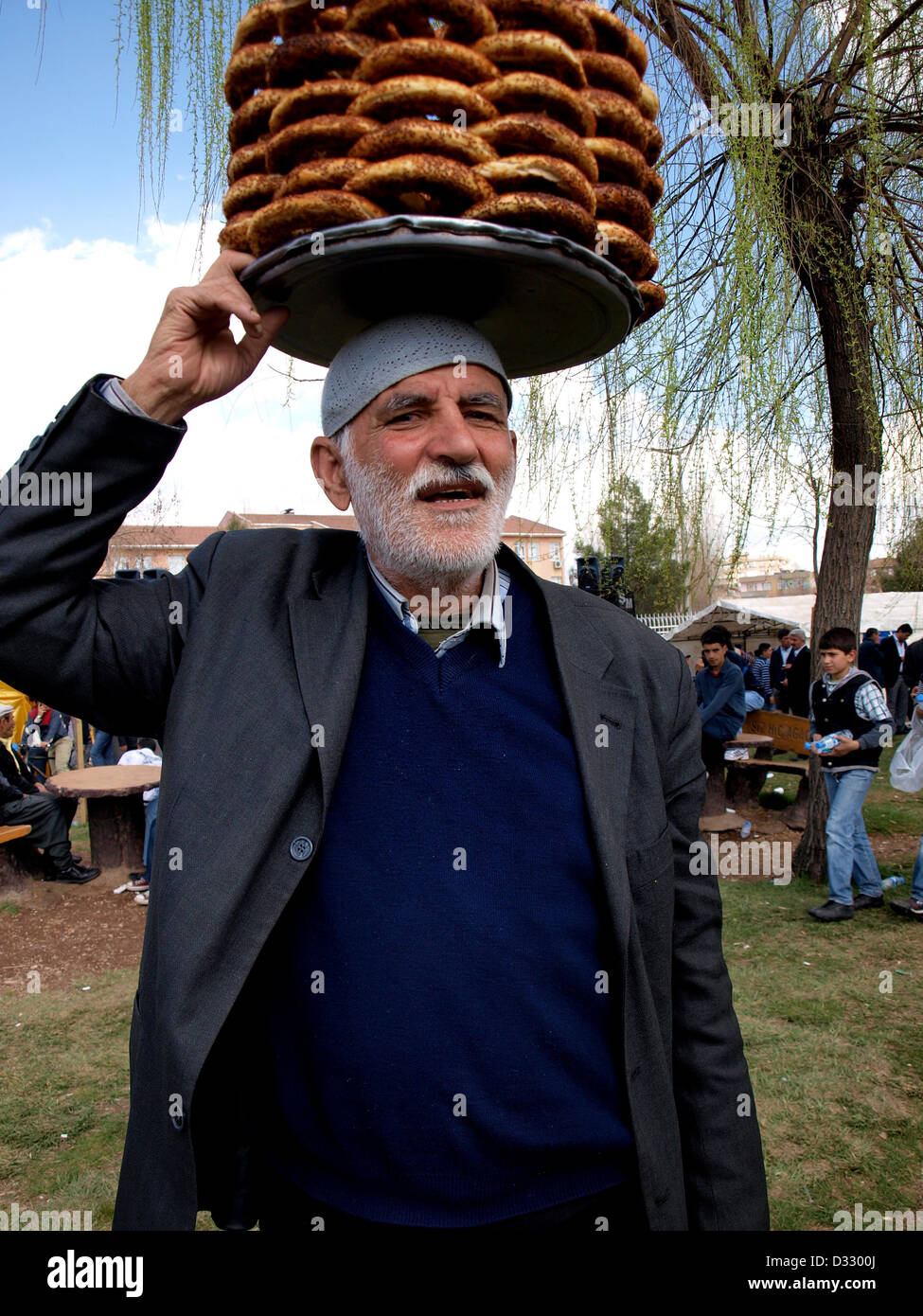 Kurdischen Mann Simit Brezeln während Nevruz in Diyarbakir, Türkei zu verkaufen. Stockfoto