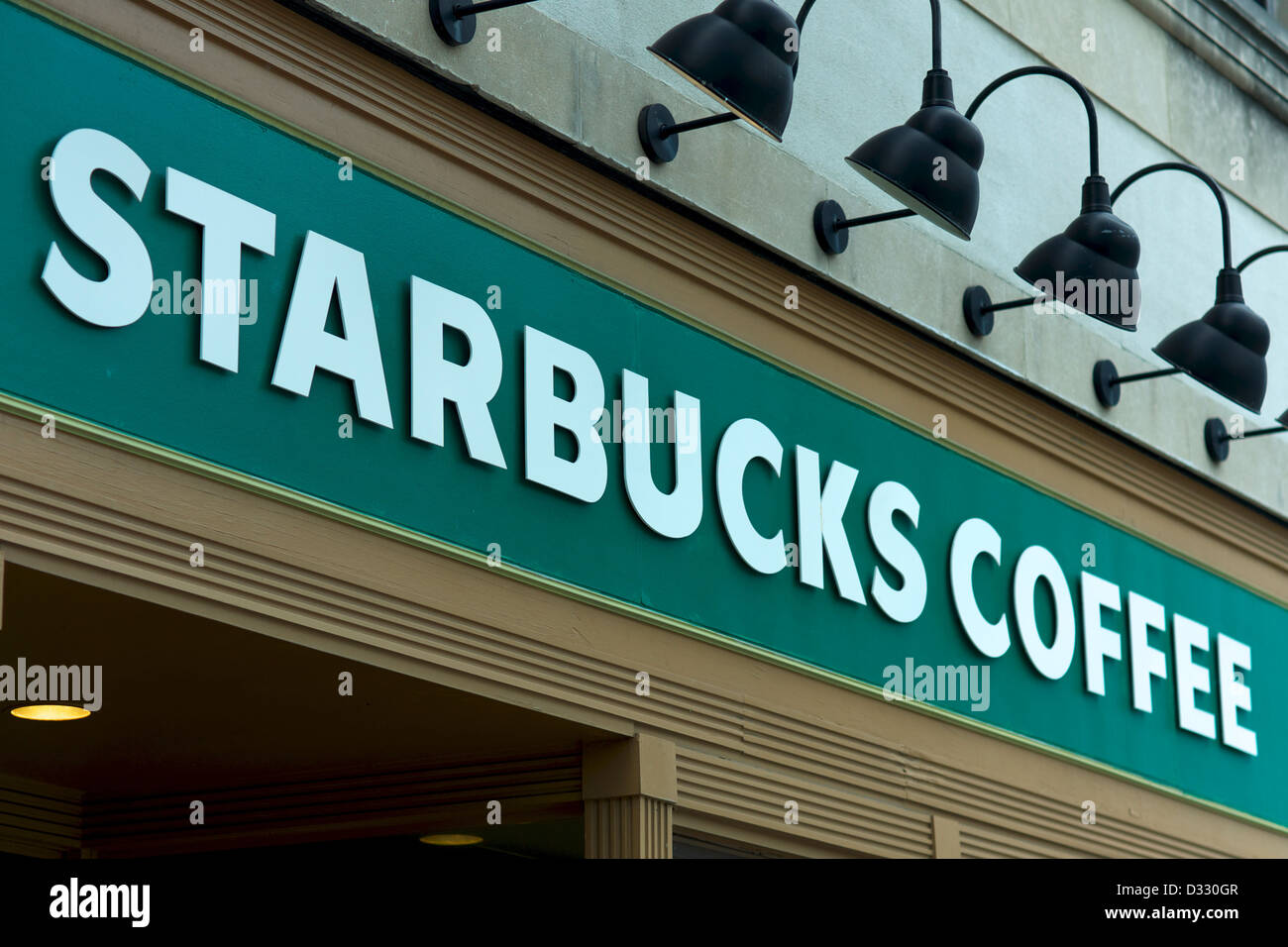 Starbucks-Logo auf der Außenseite des Gebäudes Stockfoto
