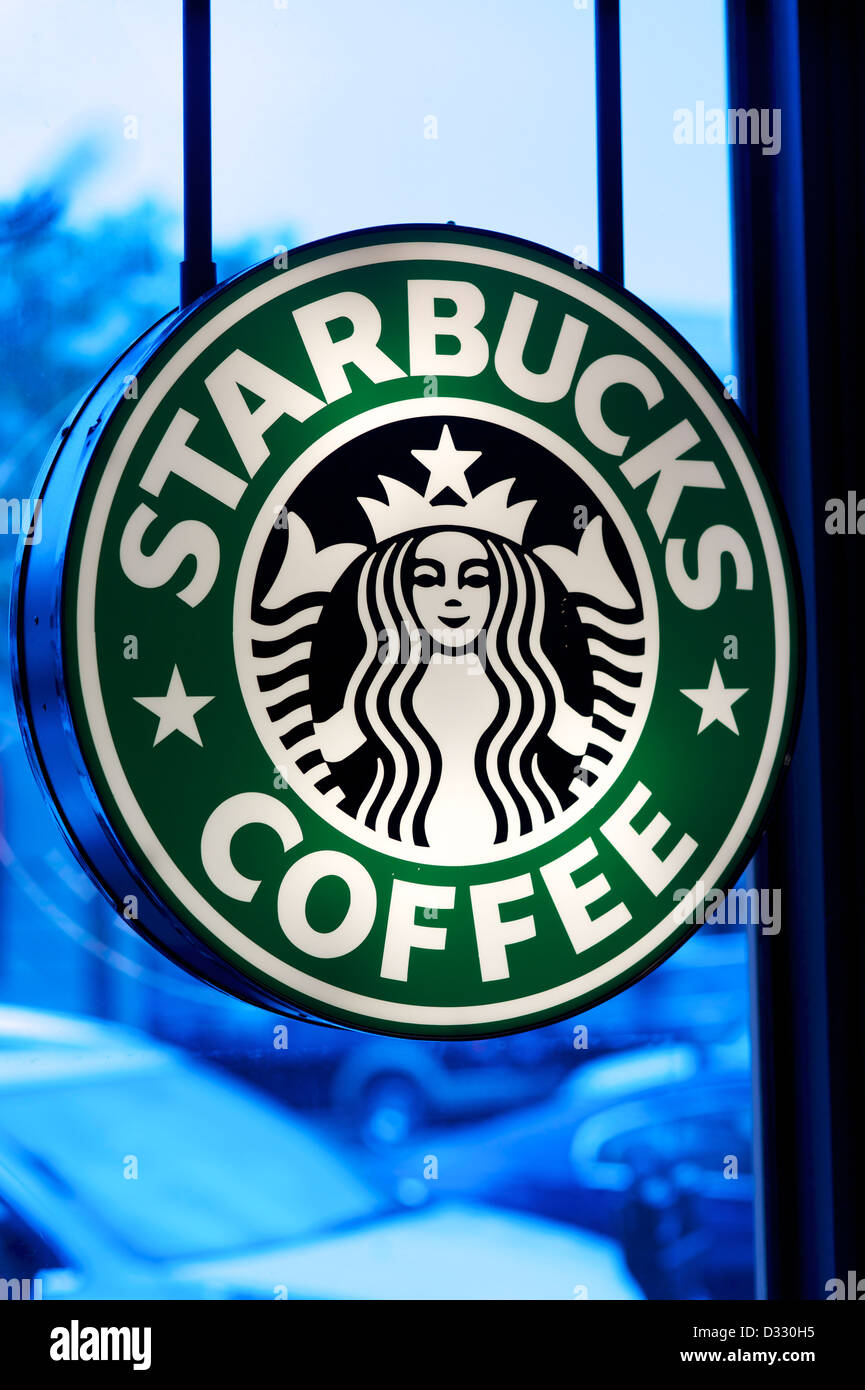 Nahaufnahme von Starbucks-Kaffee-Logo im Inneren des Shops Stockfoto