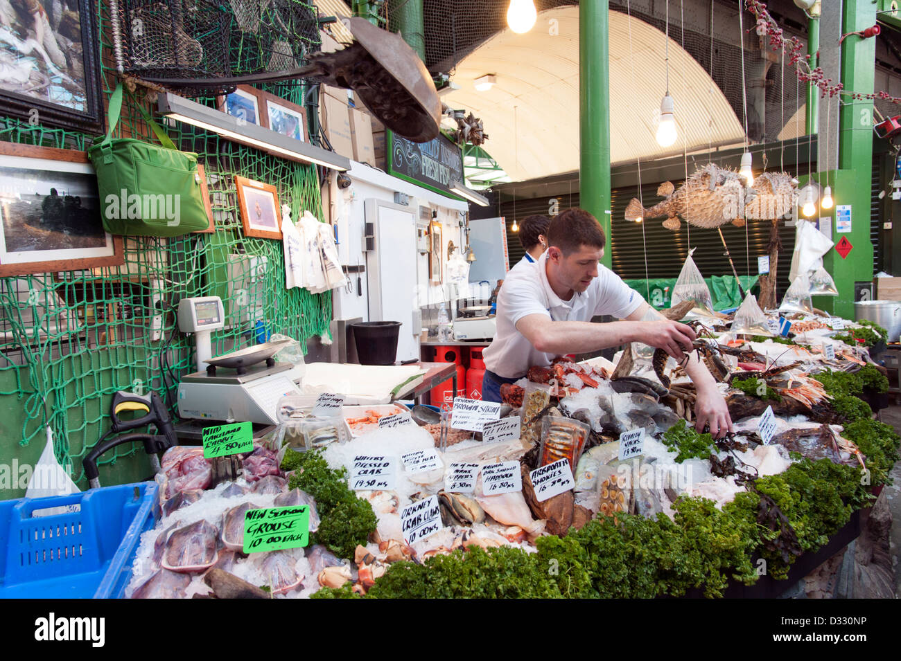 Fischhändler am Borough Market, London, UK Stockfoto
