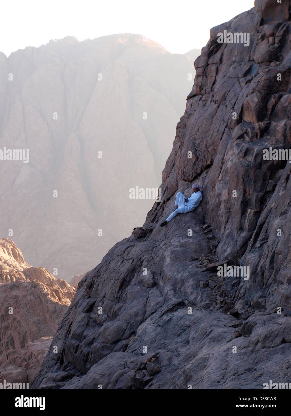 Arabischen Beduinen Mann sitzt auf Klippe am Mt Sinai, St. Katherine, Ägypten. Stockfoto