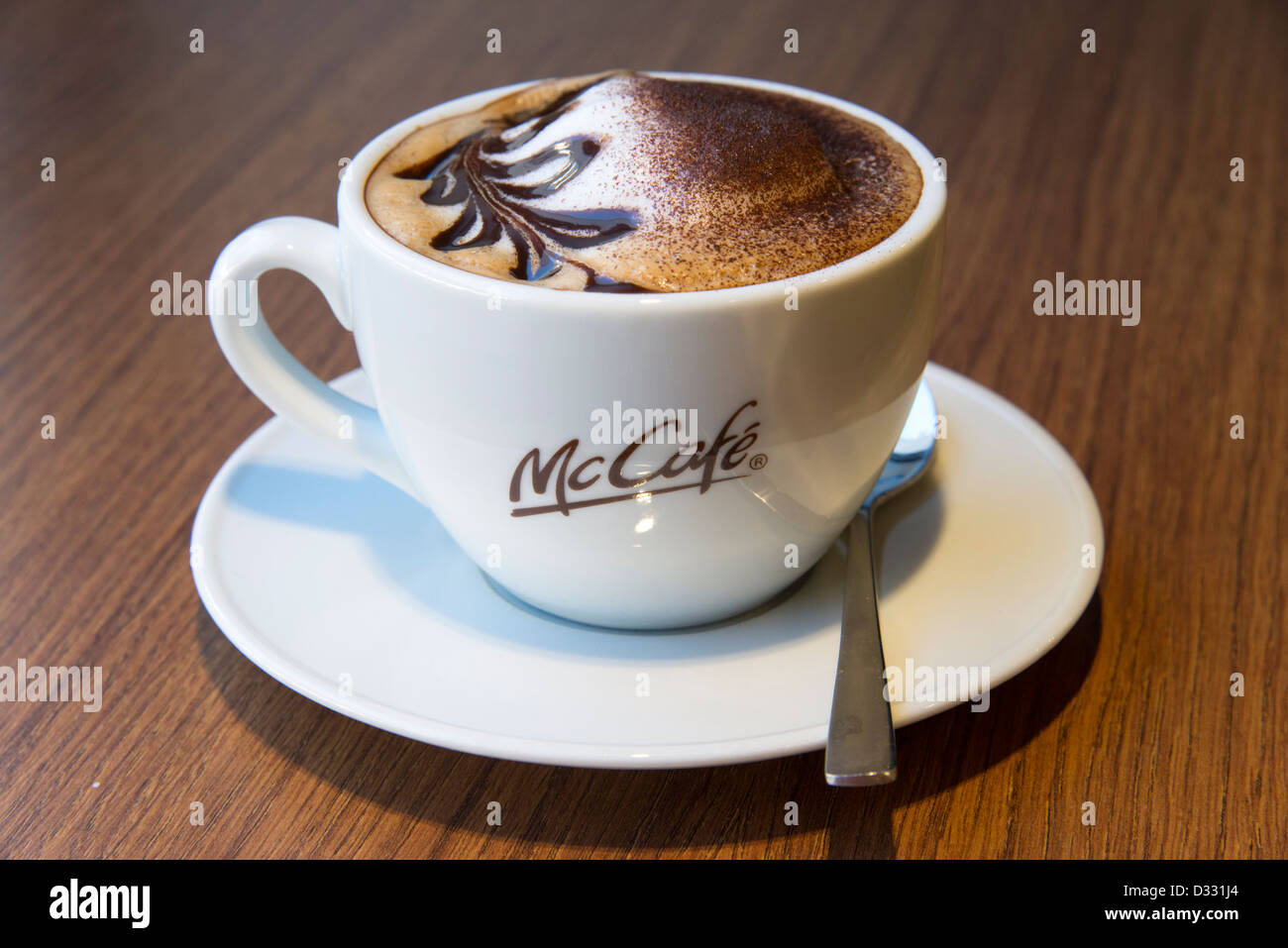 Tasse Cappuccino in einem McDonalds McCafe Kaffee Stockfotografie - Alamy