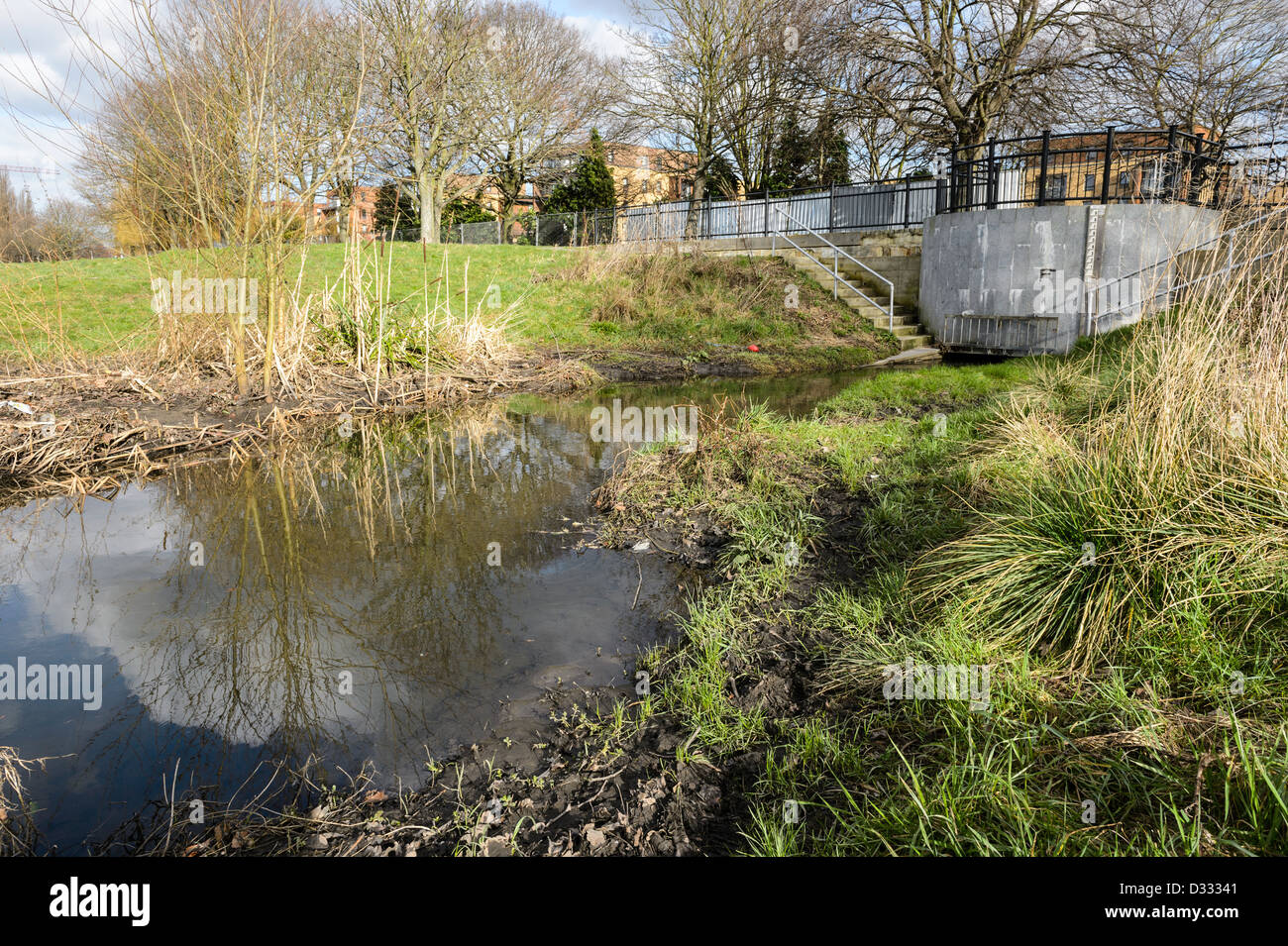 Ansicht des entnommenen Struktur und Zufluss von der Fluß Quaggy Flut Linderung Schema, Sutcliffe Park, London, UK. Stockfoto