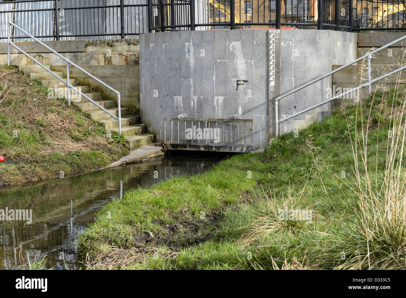 Ansicht des entnommenen Struktur und Zufluss von der Fluß Quaggy Flut Linderung Schema, Sutcliffe Park, London, UK. Stockfoto