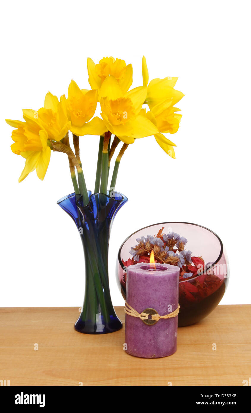 Narzissen, Potpourri und Feng Shui Kerze auf einem Tisch vor einem weißen Hintergrund Stockfoto