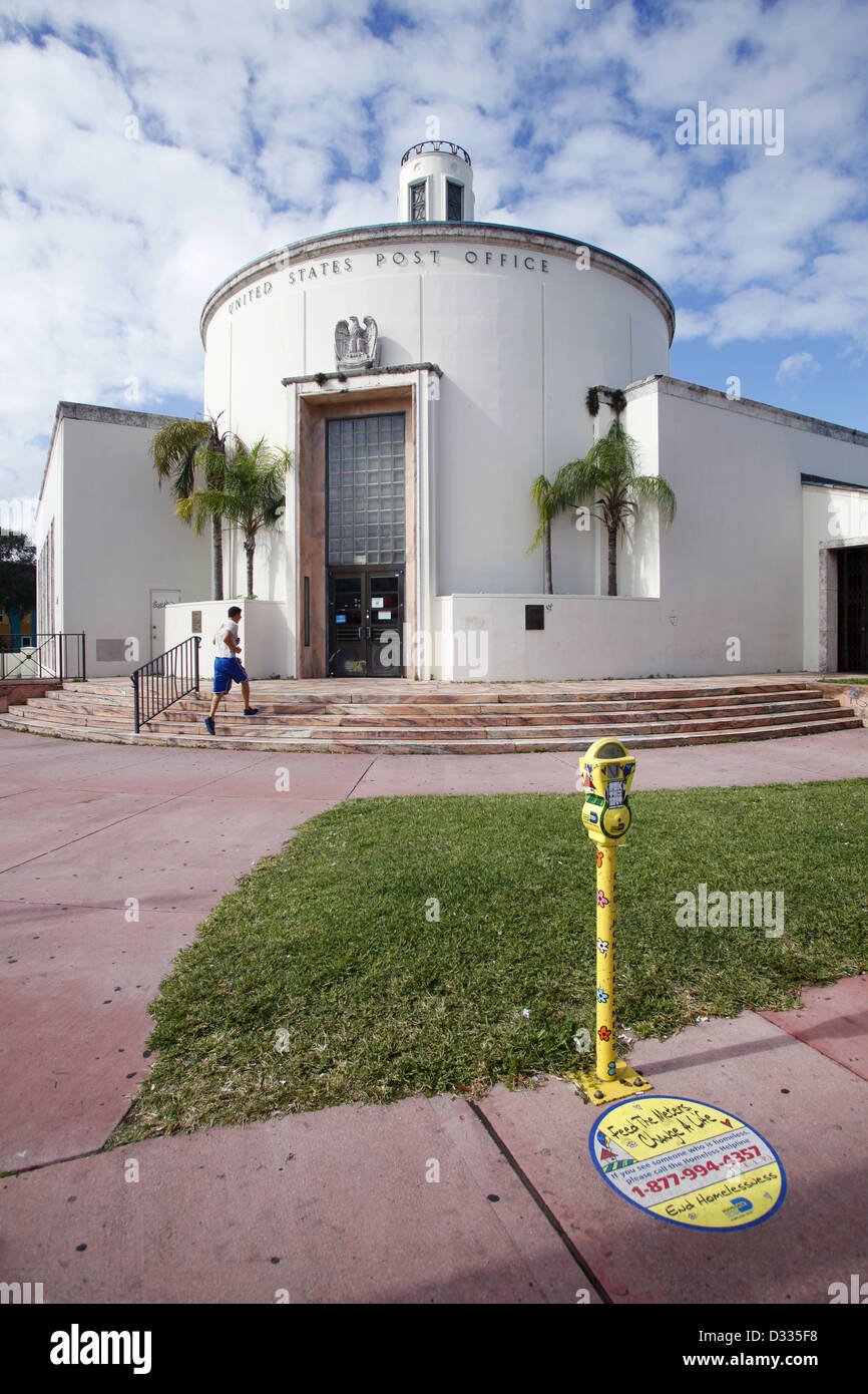 U.S. Postoffice & Ende Obdachlosigkeit Parkuhr, 1300 Washington Avenue, South Beach, Miami, Florida, USA Stockfoto