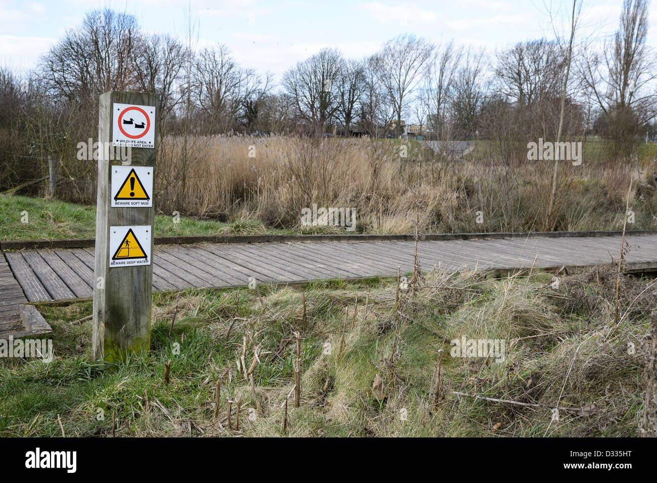 Sensibilisierung der Öffentlichkeit Schilder am Eingang von der Promenade. Fluß Quaggy Flut Linderung Schema, Sutcliffe Park, London, UK. Stockfoto