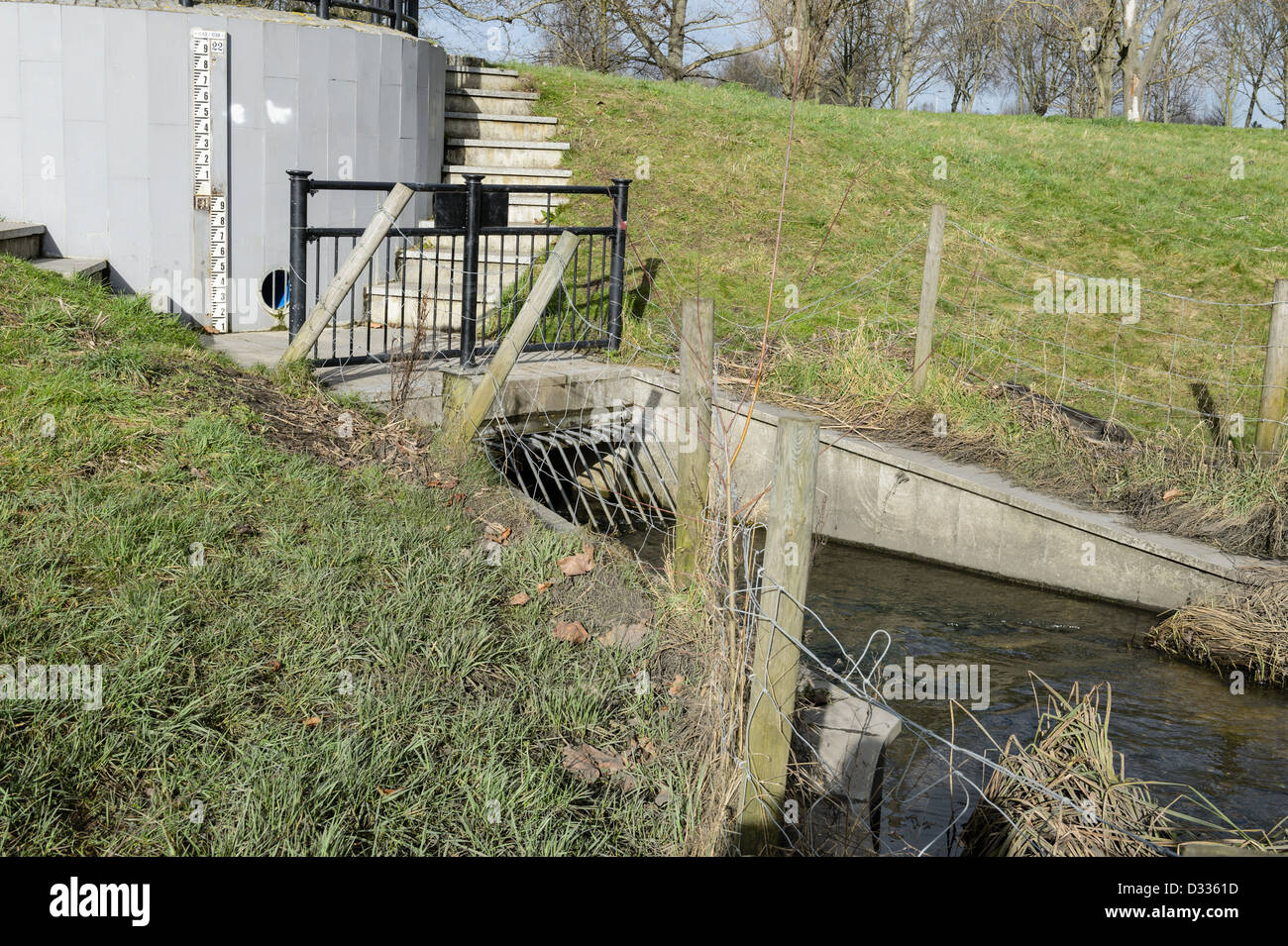 Out-Bereich fließen und Düker wieder Struktur.  Fluß Quaggy Flut Linderung Schema, Sutcliffe Park, London, UK. Stockfoto