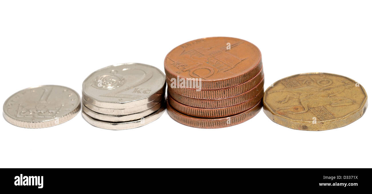 Makroaufnahme der Tschechischen Münzen isoliert auf einem weißen Hintergrund. Stockfoto