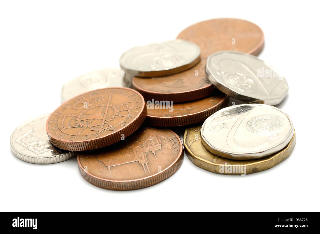 Makroaufnahme der Tschechischen Münzen isoliert auf einem weißen Hintergrund. Stockfoto