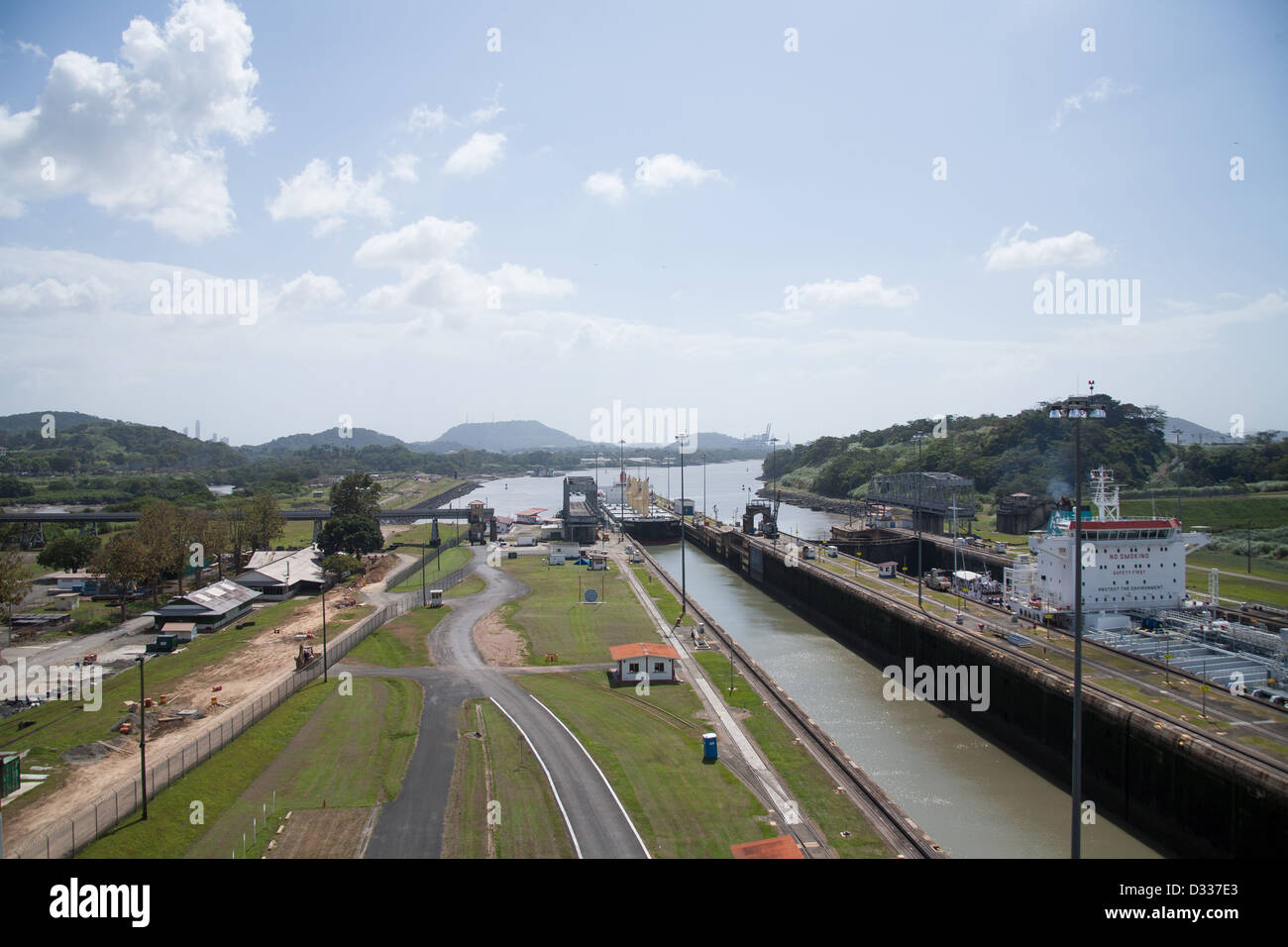 Große Schiff betreten die Miraflores-Schleusen an den Panama-Kanal. Stockfoto