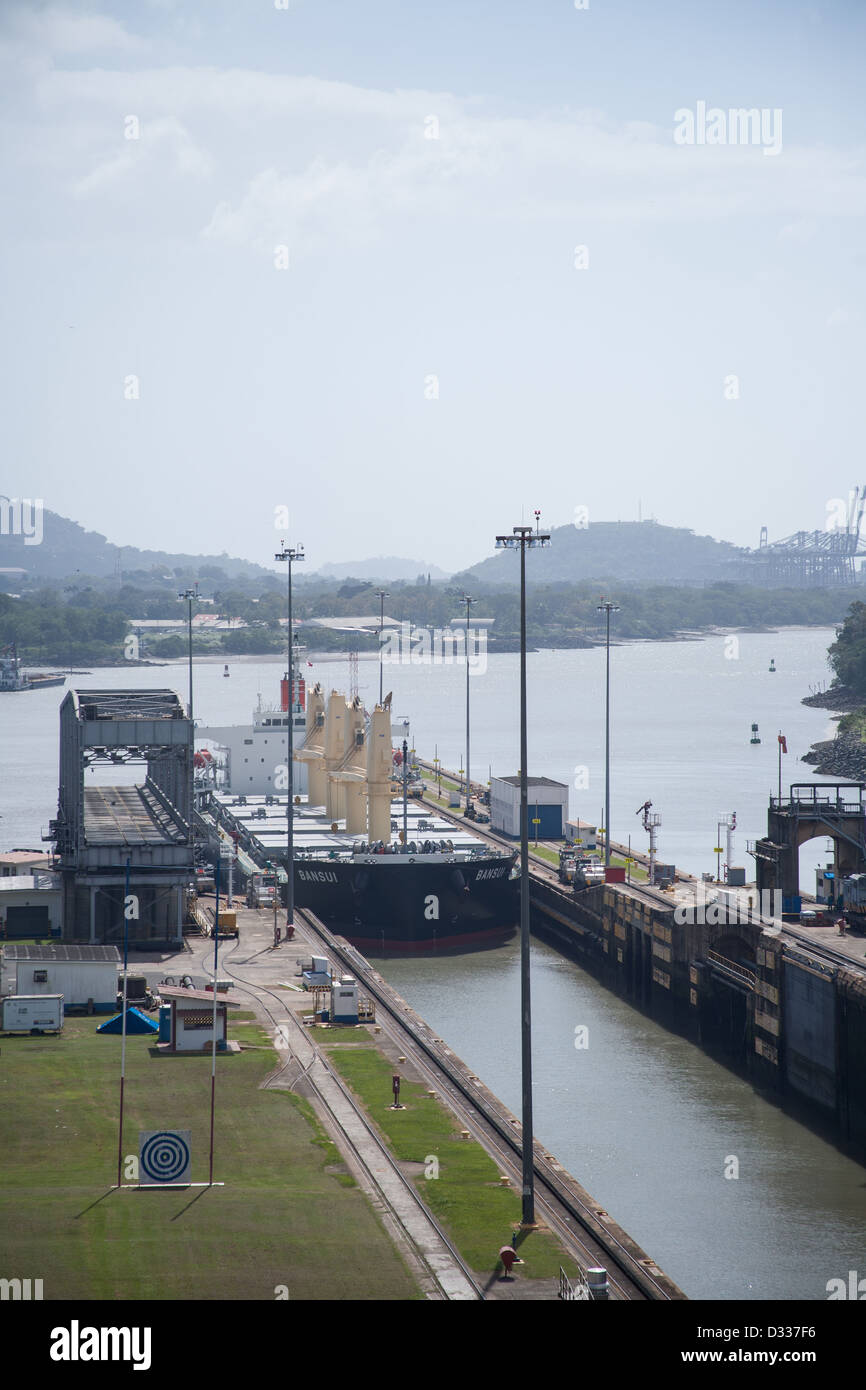 Große Frachtschiff durchläuft die Miraflores-Schleusen an den Panama-Kanal. Stockfoto