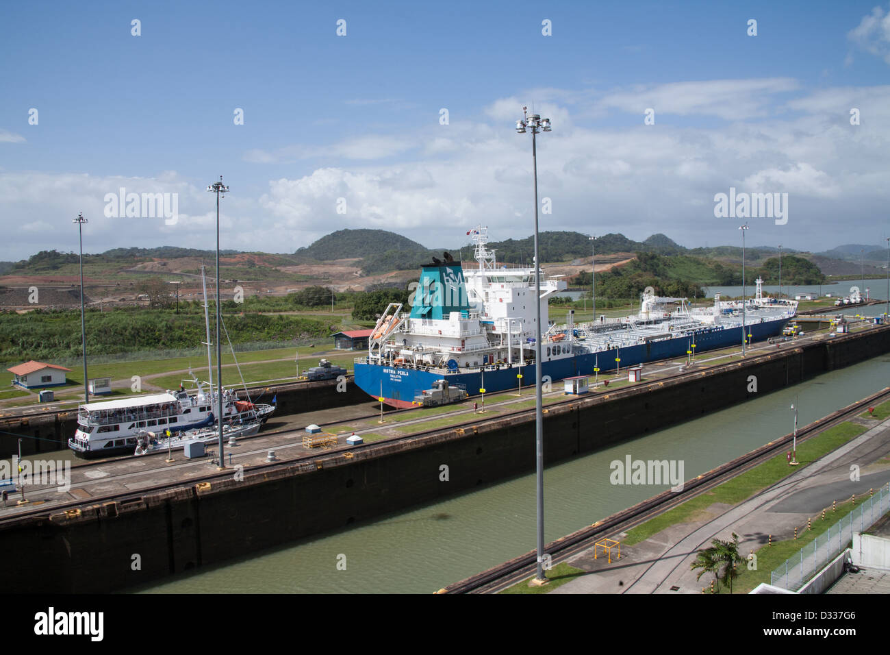Große Frachtschiff und Fähre geht durch die Miraflores-Schleusen an den Panama-Kanal. Stockfoto