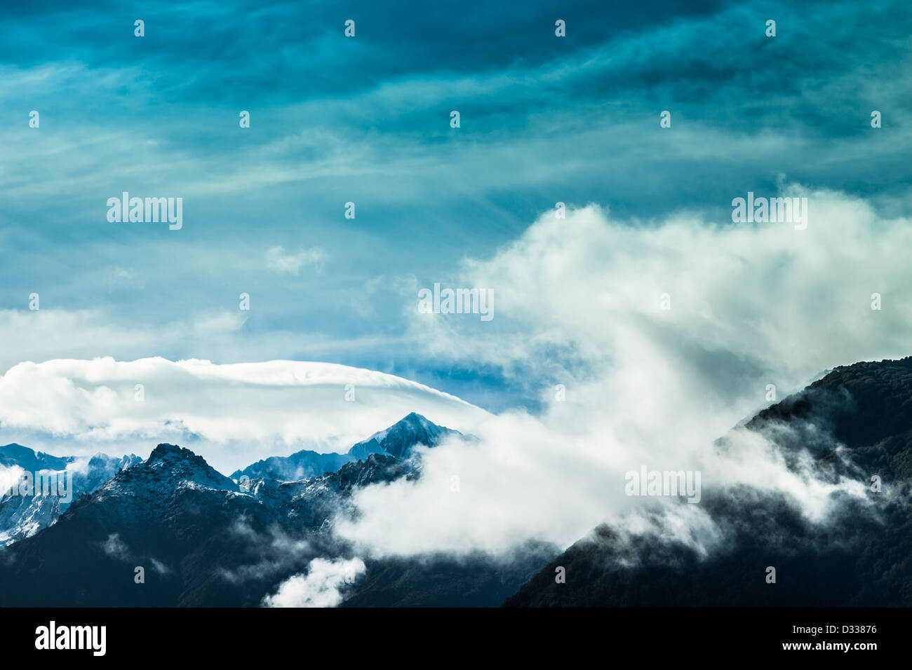 Bewölkten blauen Himmel und Berge im südlichen Alpen, Neuseeland. Stockfoto