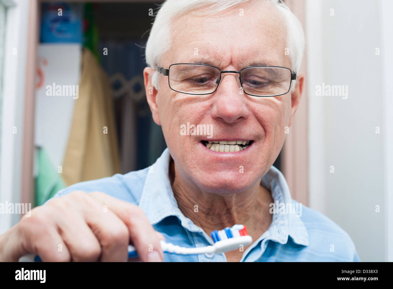 Nahaufnahme der ältere Mann, um seine Zähne zu putzen. Stockfoto
