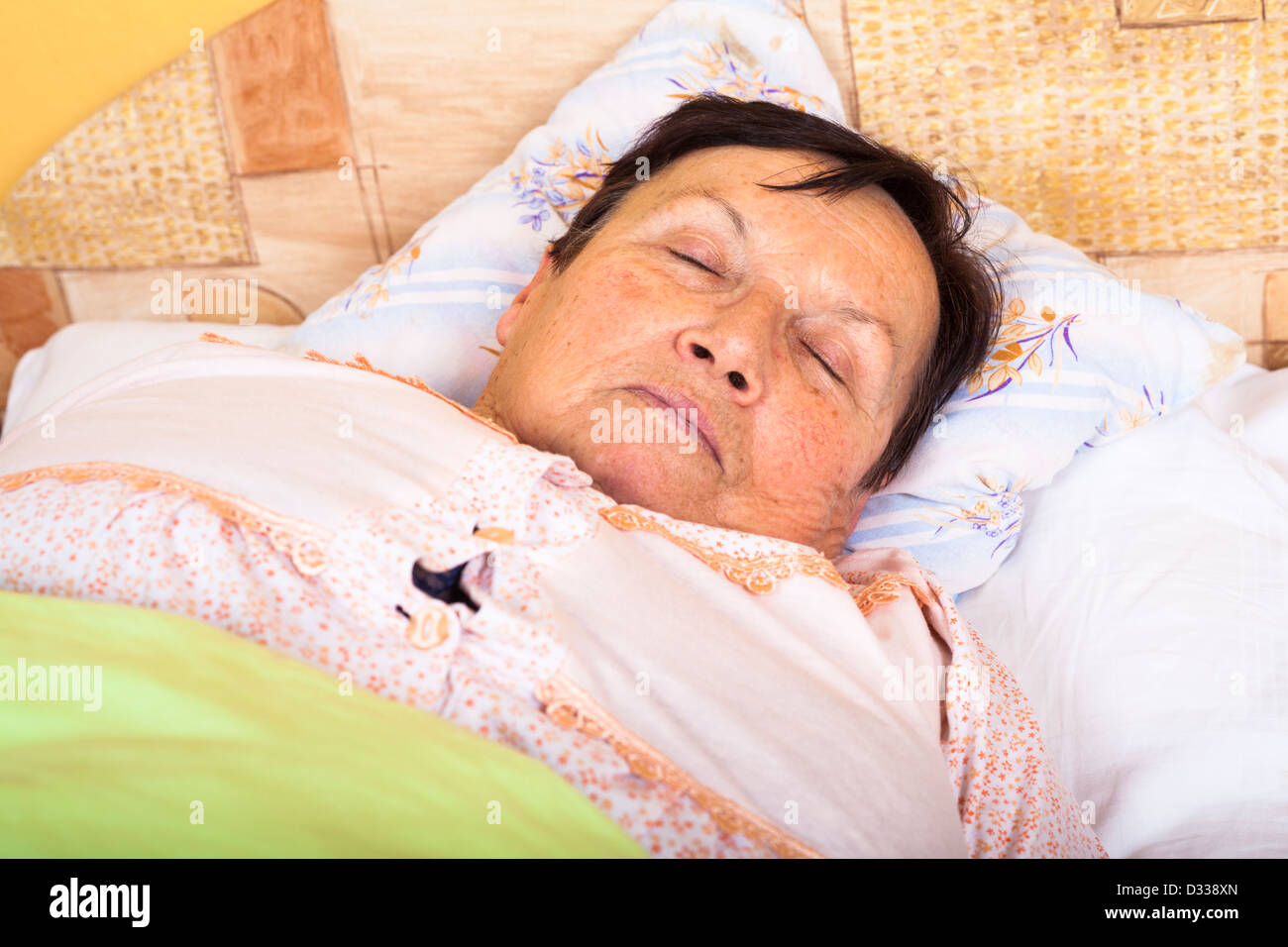 Nahaufnahme von senior Frau schläft im Bett. Stockfoto
