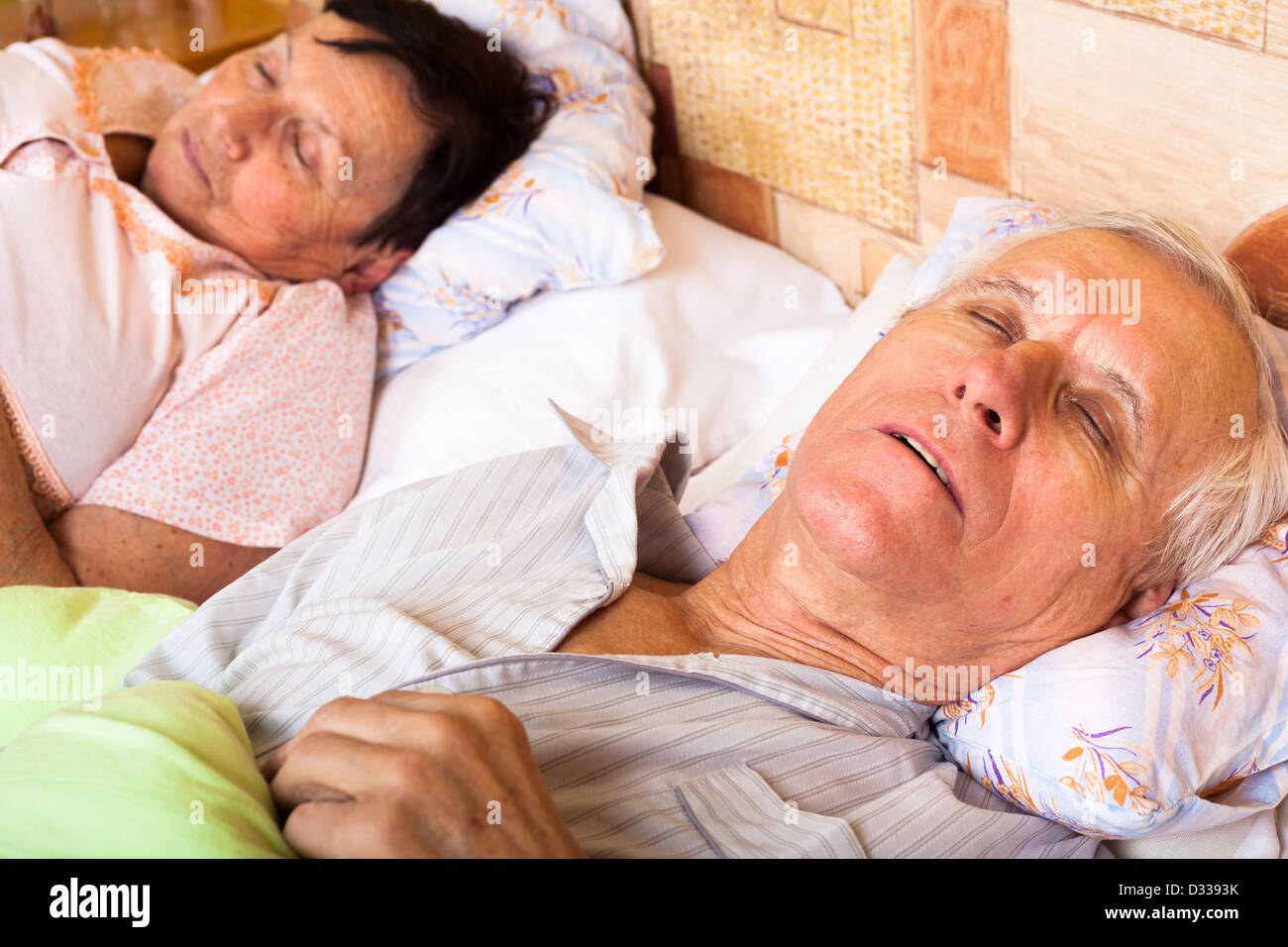 Nahaufnahme von älteres Paar im Bett schlafen. Stockfoto