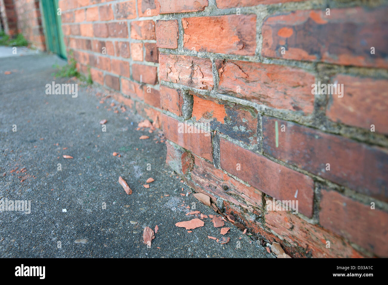 Nahaufnahme der alten Mauer bröckelt. Stockfoto