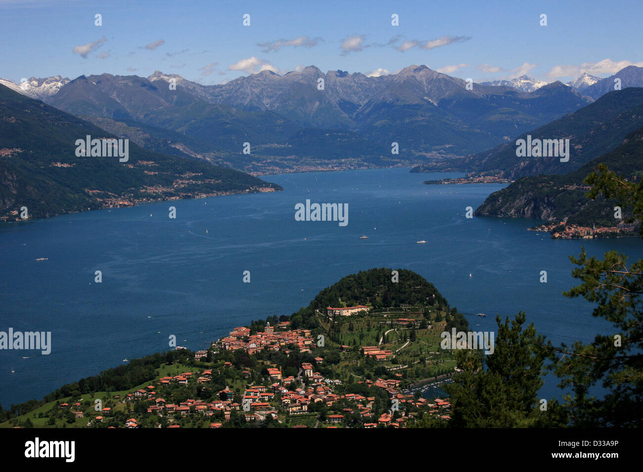 Weiten Birdseye Blick auf Bellagio, Comer See, Italien unter blauem Himmel mit wogende Wolken an einem hellen Sommertag. Stockfoto