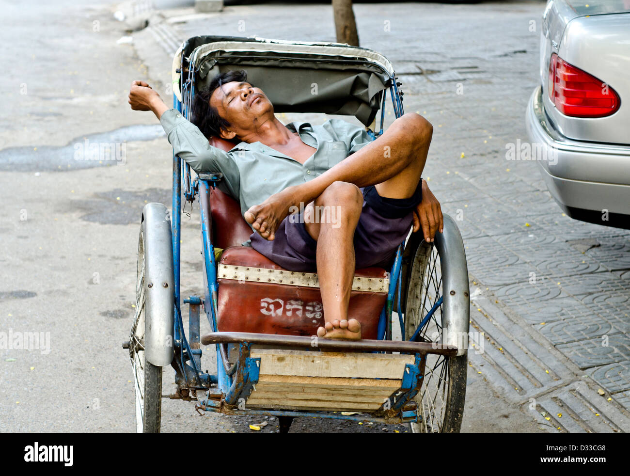 Rikscha-Mann vor Central Market, Phnom Penh, Kambodscha Stockfoto