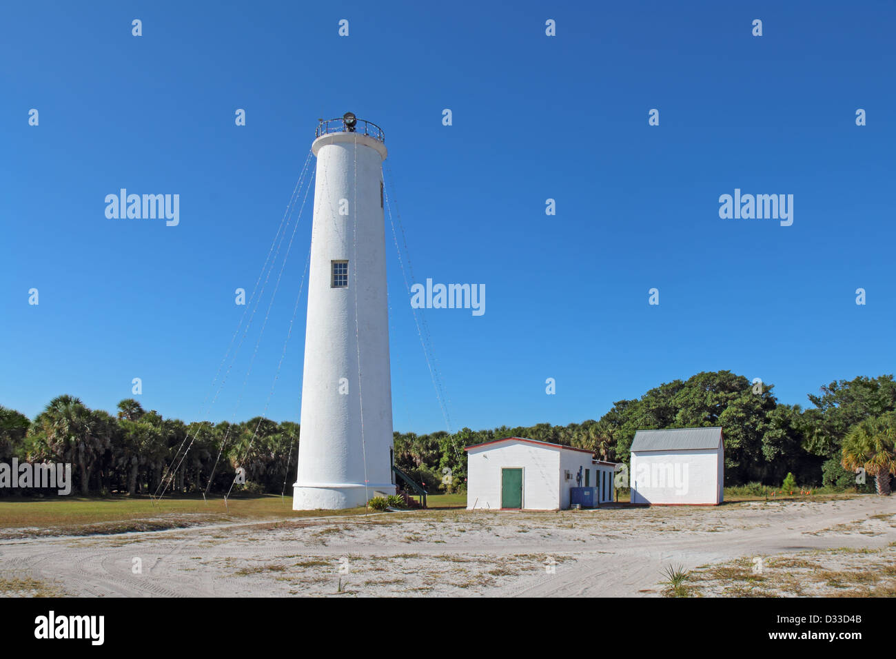Leuchtturm und damit verbundenen Gebäude am nördlichen Ende des Egmont Key, einer kleinen Insel nahe der Mündung des Tampa Bay, Florida Stockfoto