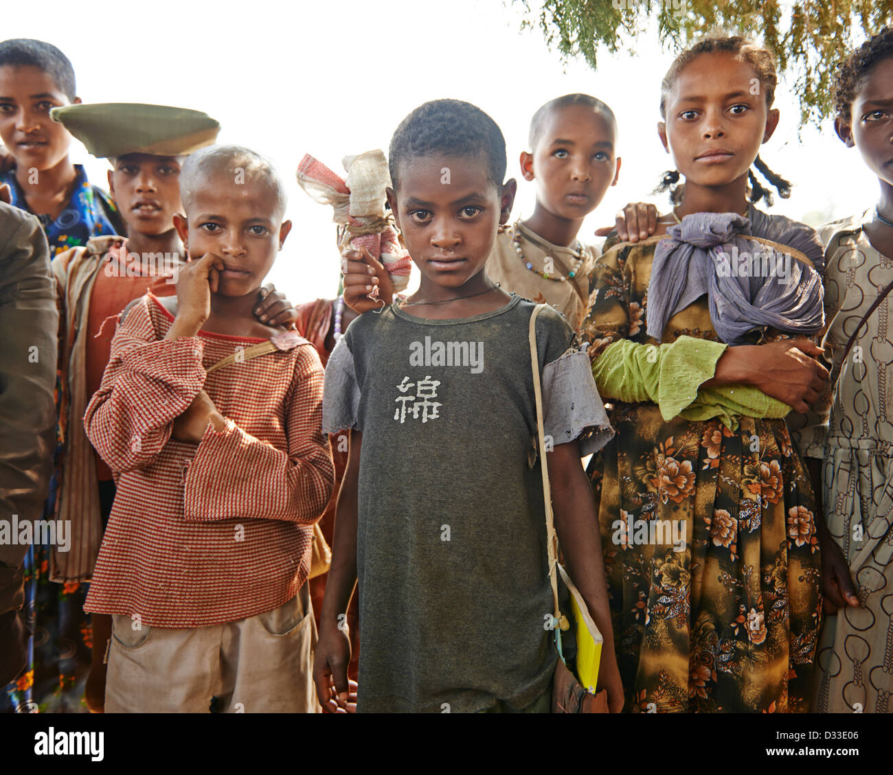 Eine Gruppe von einheimischen Kindern Grimassen und posiert für die Kamera Stockfoto