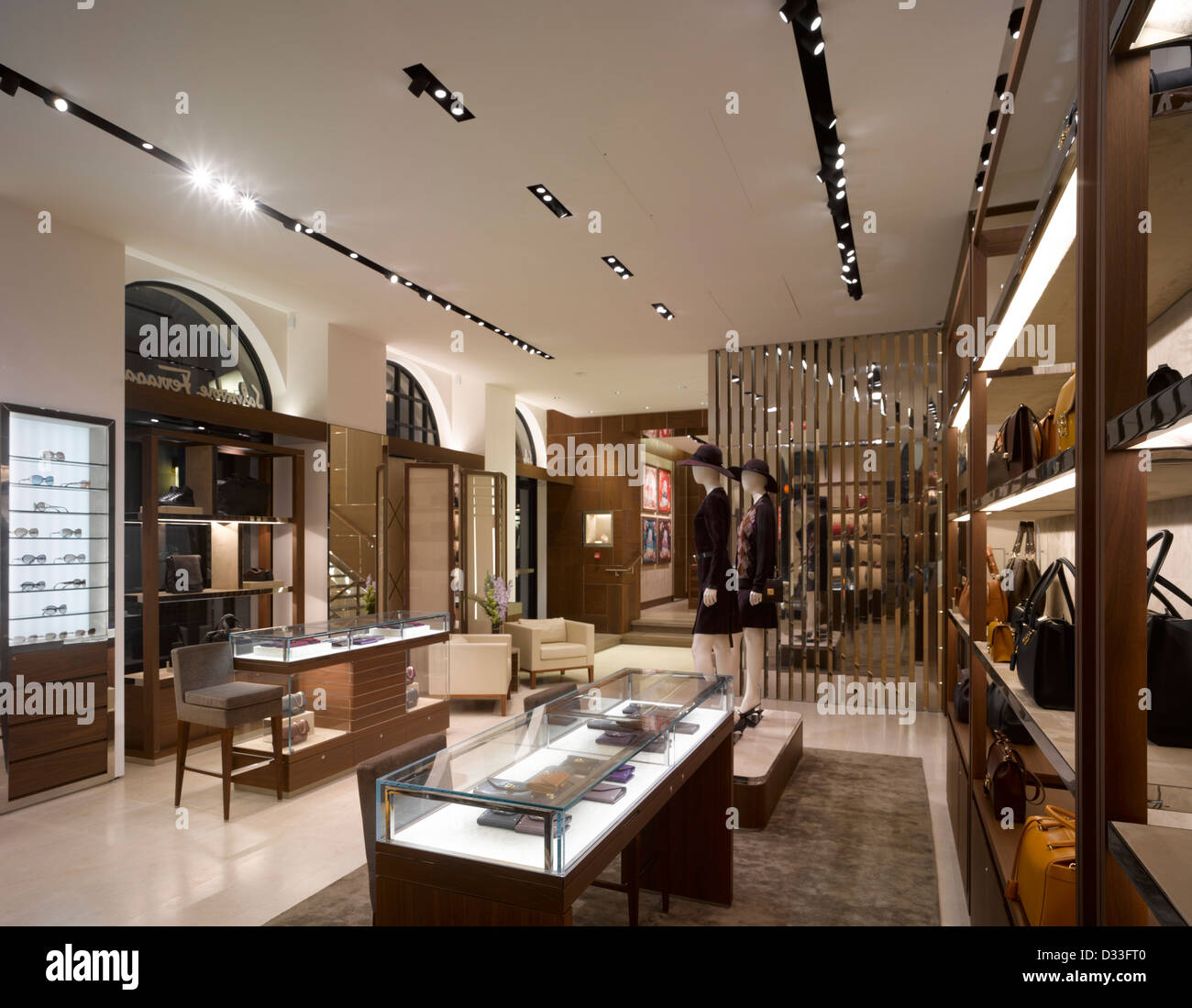 Salvatore Ferragamo Bond Street, London, Vereinigtes Königreich. Architekt: MPA Architekten, 2012. Alles in allem Innenansicht im Erdgeschoss. Stockfoto