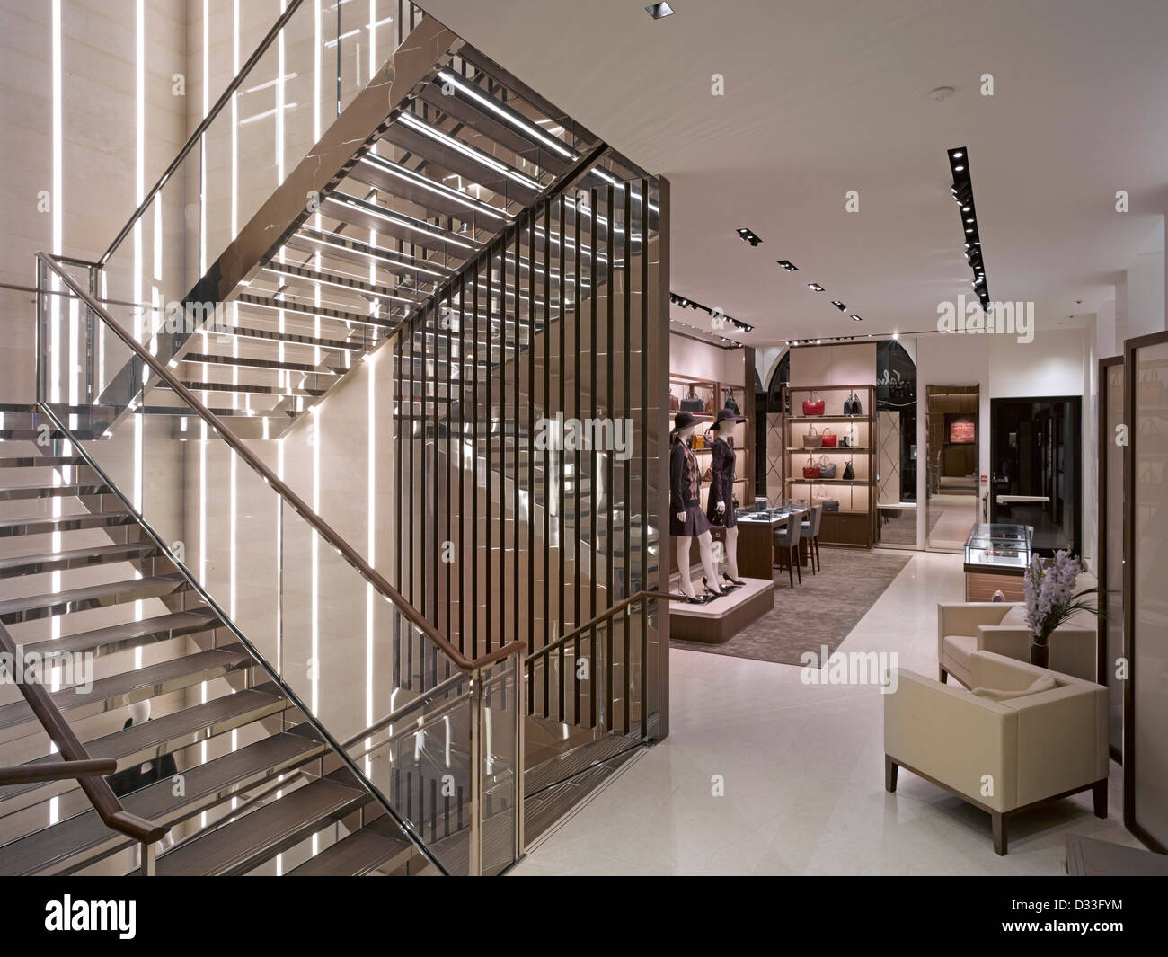 Salvatore Ferragamo Bond Street, London, Vereinigtes Königreich. Architekt: MPA Architekten, 2012. Alles in allem Innenansicht im Erdgeschoss. Stockfoto