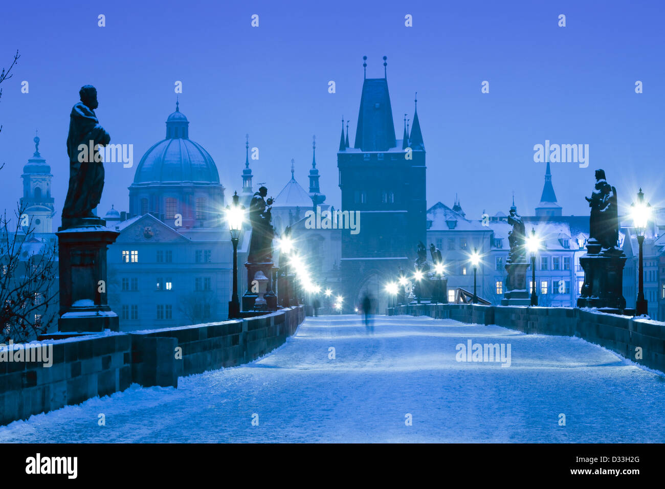 Tschechische Republik-Prag - Karlsbrücke an Wintermorgen Stockfoto