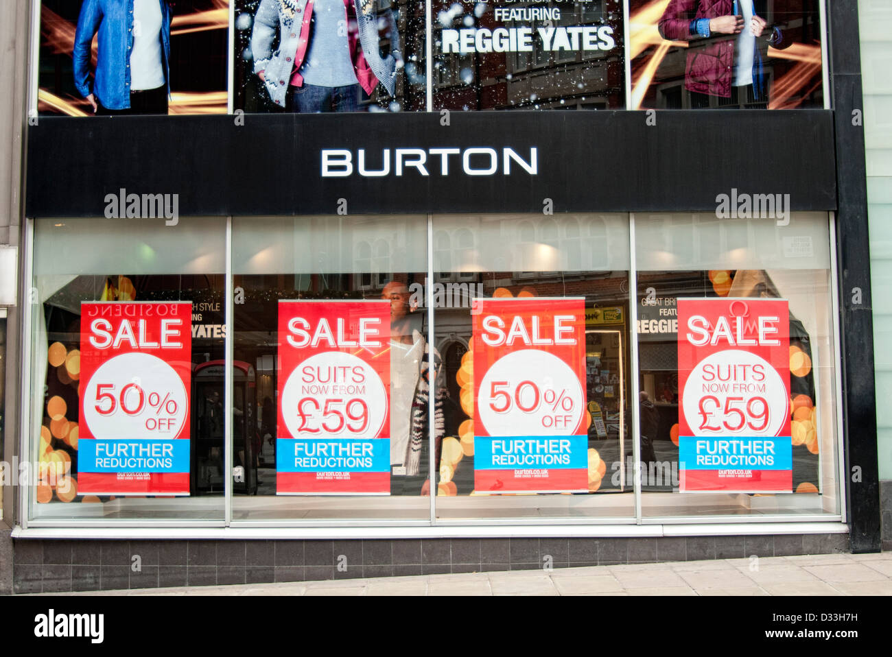 Verkauf Zeichen in Burtons Schaufenster Stockfoto