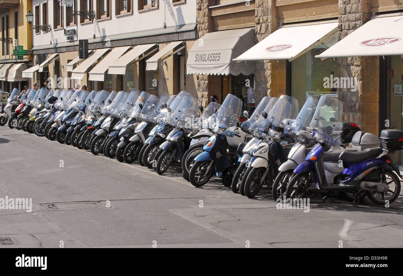 Florenz, Italien. Motorroller an den Ufern des Arno. Lungarno Amerigo Vespucci ist der Name der Straße Stockfoto