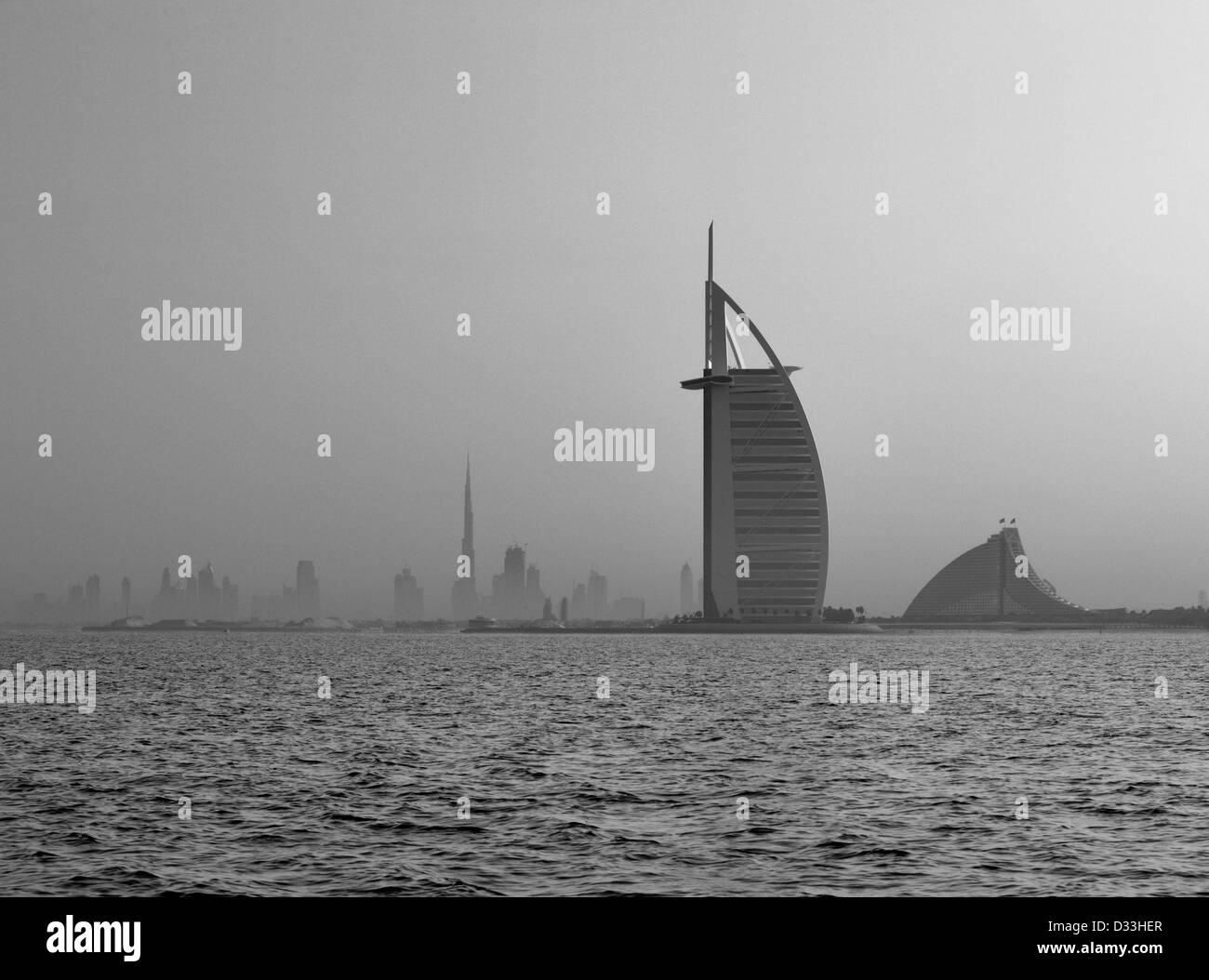 Ein Skyline-Blick auf Dubai an einem dunstigen Morgen bietet immer noch eine reizvolle Stadtlandschaft Stockfoto
