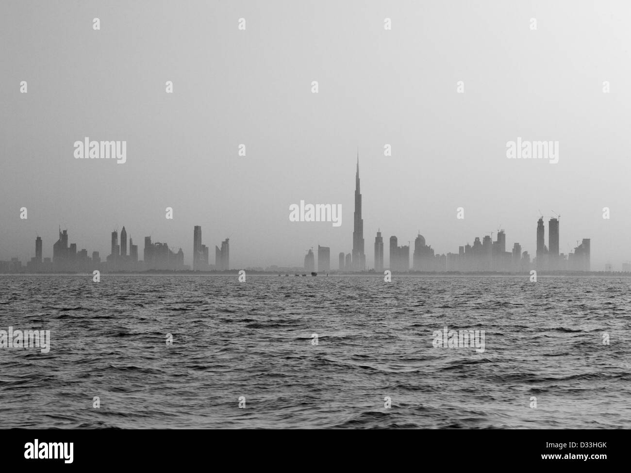 Ein Skyline-Blick auf Dubai am frühen Morgen genommen bilden die Welt-Inseln Stockfoto