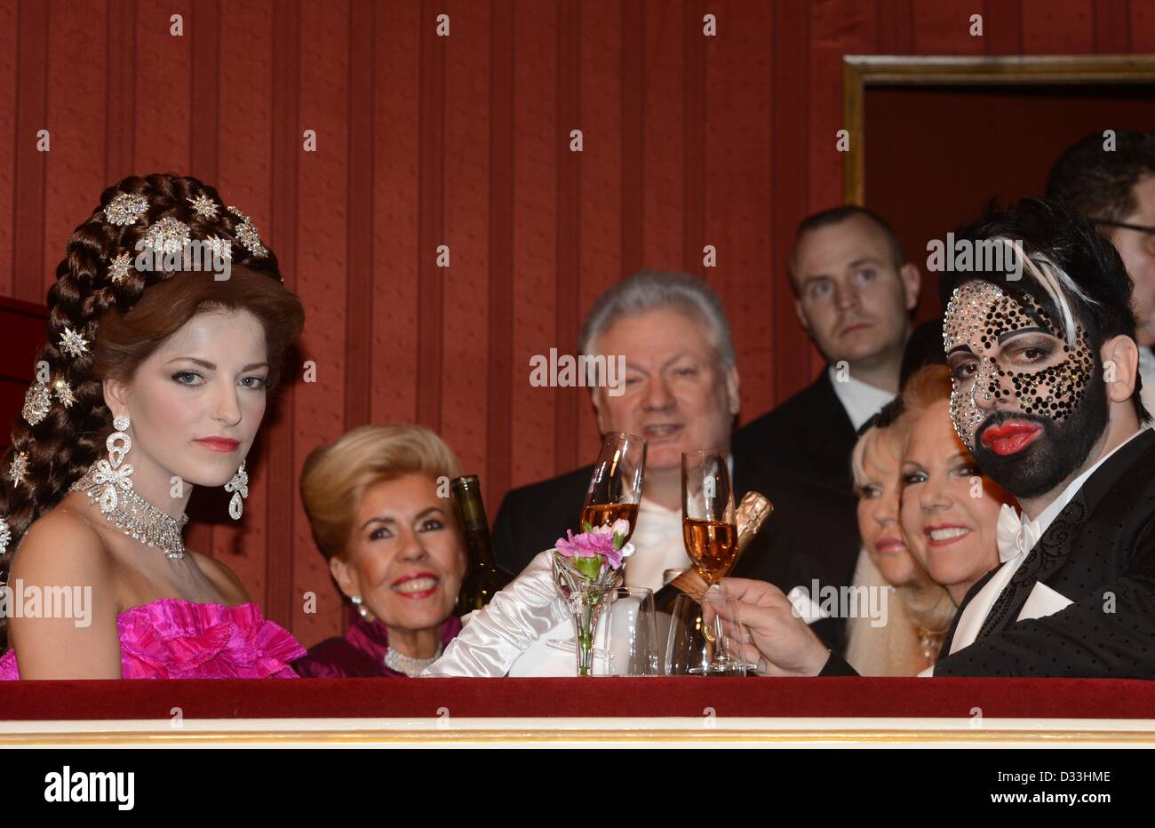 Mode-Designer Harald Glööckler (R) und Xenia Prinzessin von Sachsen Herzogin von Sachsen (L) besuchen am Wiener Opernball in Wien, Österreich, 7. Februar 2013. Foto: Jens Kalaene Stockfoto