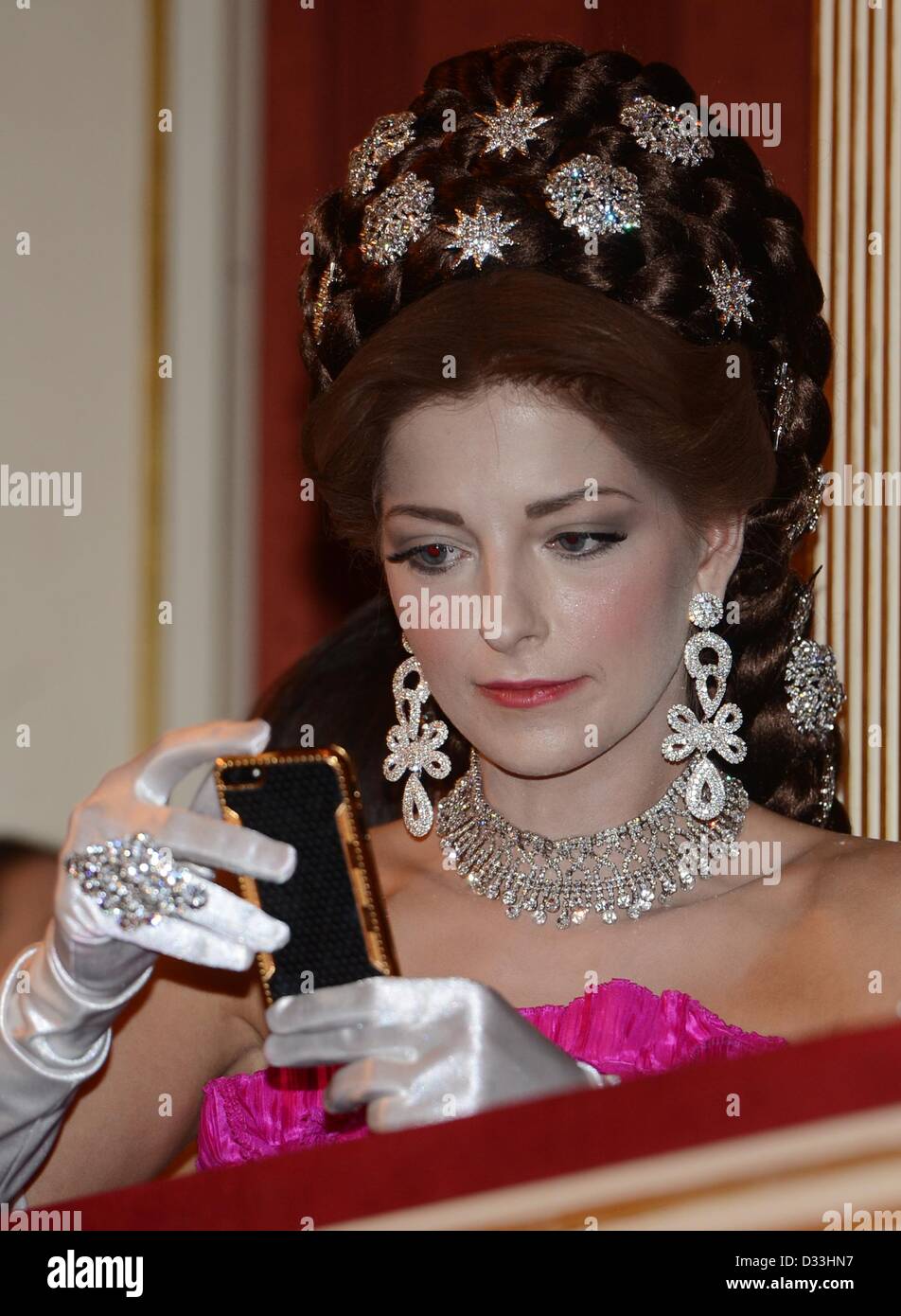 Xenia Prinzessin von Sachsen Herzogin von Sachsen besucht den Wiener Opernball in Wien, Österreich, 7. Februar 2013. Mode-Designer Harald Glööckler begleitet. Foto: Jens Kalaene Stockfoto