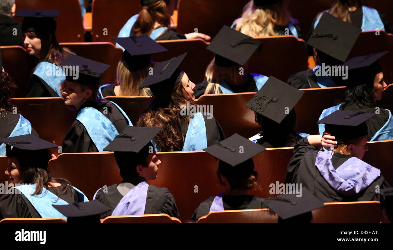 Studenten der Universität Brighton besuchen es Abschlussfeier im Dome in Brighton. Stockfoto