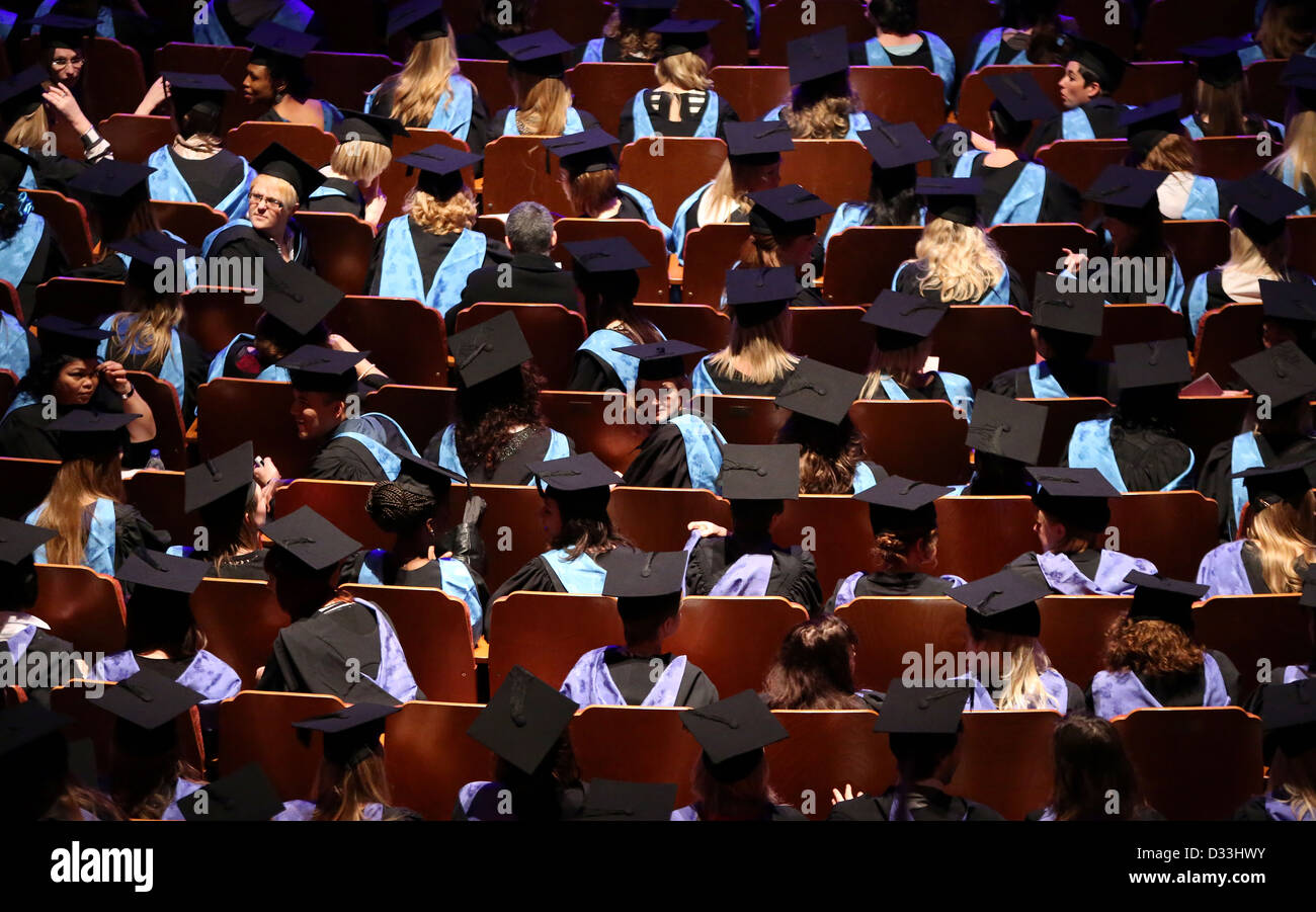 Studenten der Universität Brighton besuchen es Abschlussfeier im Dome in Brighton. Stockfoto