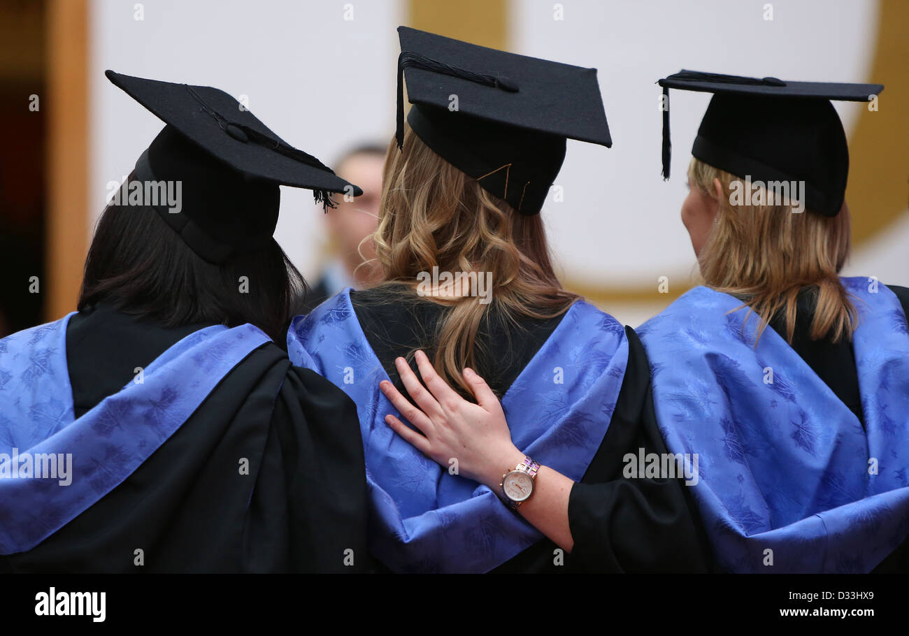 Studenten der Universität Brighton besuchen es Abschlussfeier im Dome in Brighton. Stockfoto