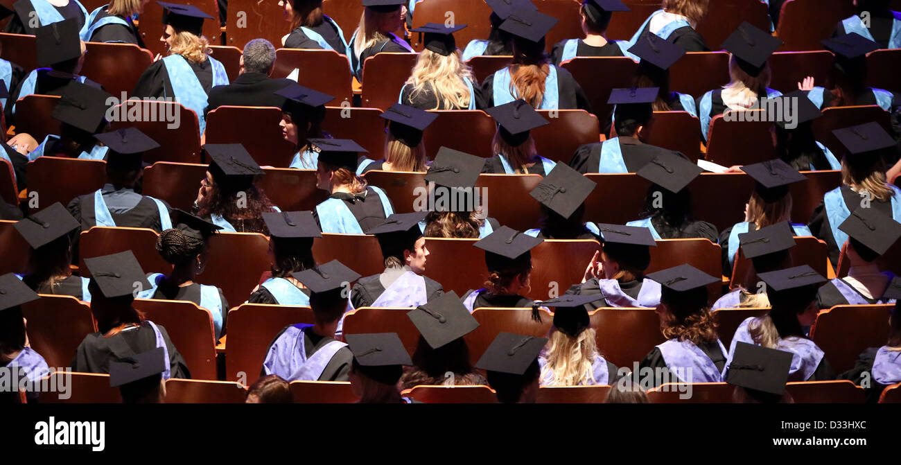 Studenten der Universität Brighton besuchen es Abschlussfeier im Dome in Brighton. Stockfoto