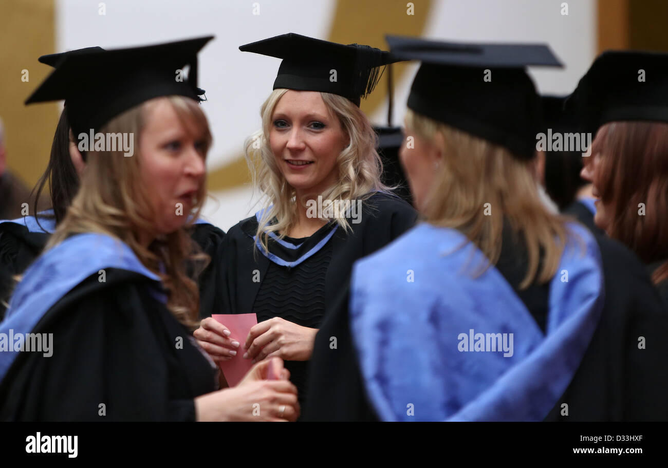 Studenten der Universität Brighton besuchen es Abschlussfeier im Dome in Brighton. Stockfoto