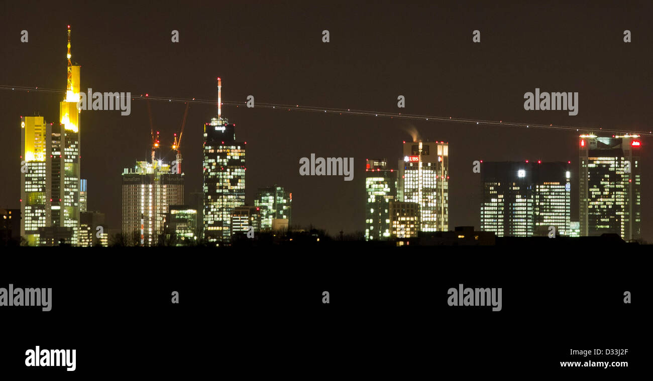 Die Lichter eines Flugzeugs hinterlassen eine Spur über der Skyline von Frankfurt Am Main, Deutschland, 7. Februar 2013. Die Belichtungszeit ist 20 Sekunden gewesen. Foto: Frank Rumpenhorst Stockfoto
