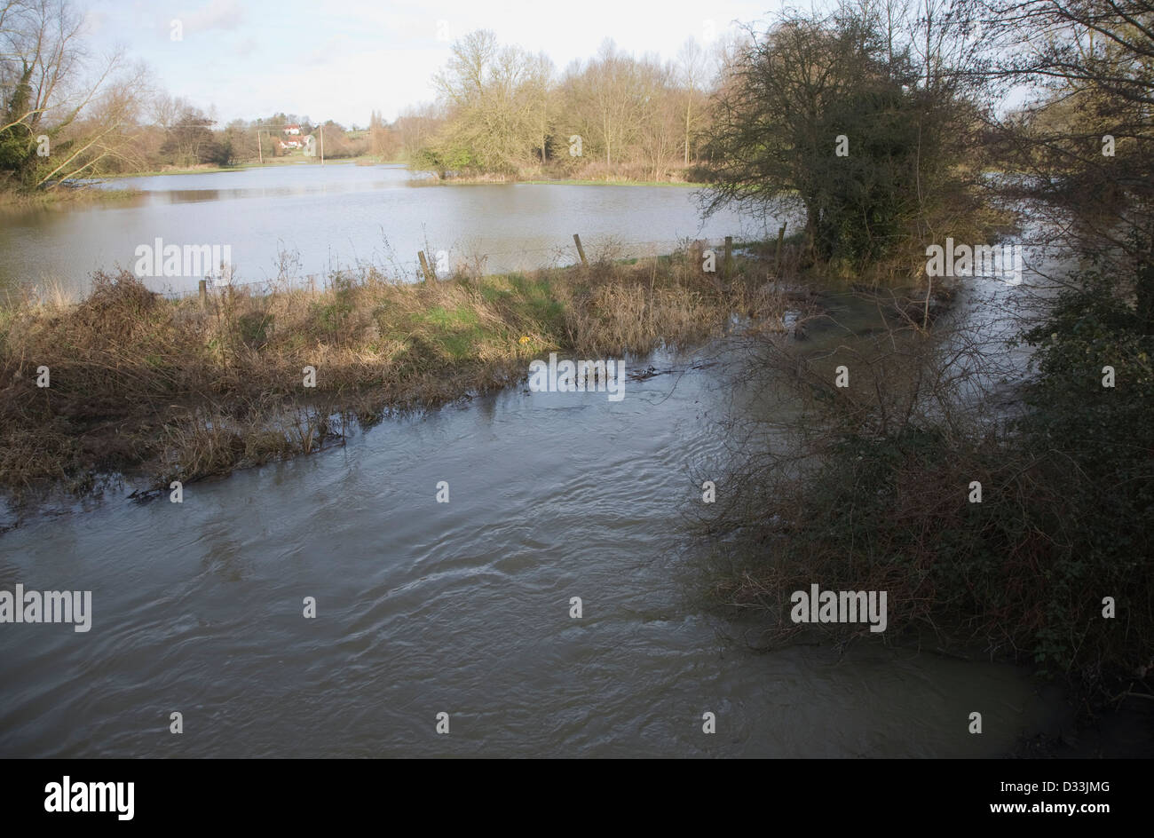 River Deben im Bankfull Stadium mit Damm am Ufer und Wasser auf Flussaue, Ufford, Suffolk, England Ende Dezember 2012. Stockfoto