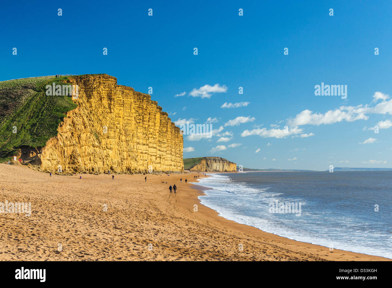 Golden Sandstein-Klippen und Strand von West Bay, Bridport, Dorset, England Stockfoto
