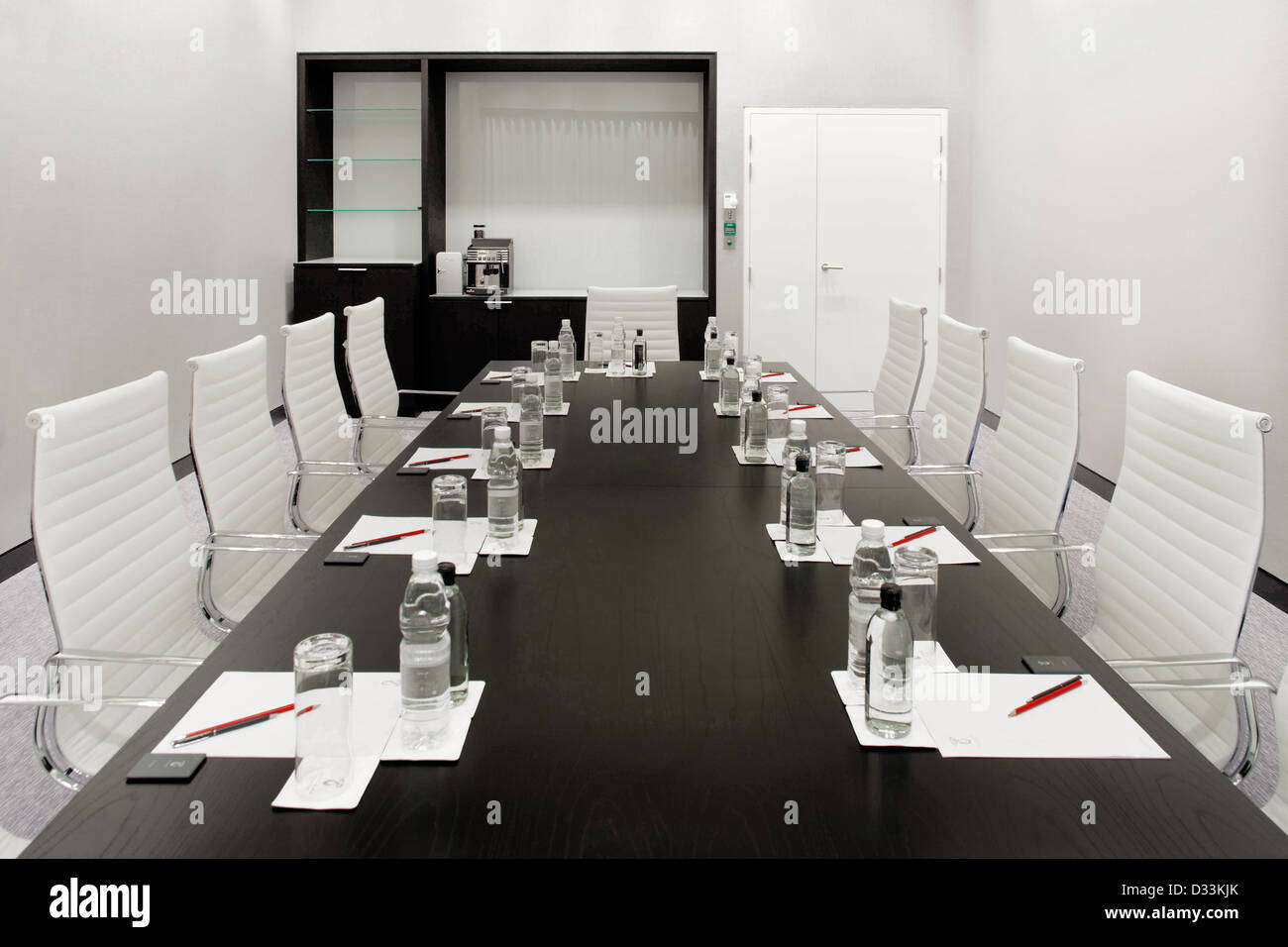 Ein Tagungsraum mit einer zeitgenössischen schwarzen & weiß Stockfoto